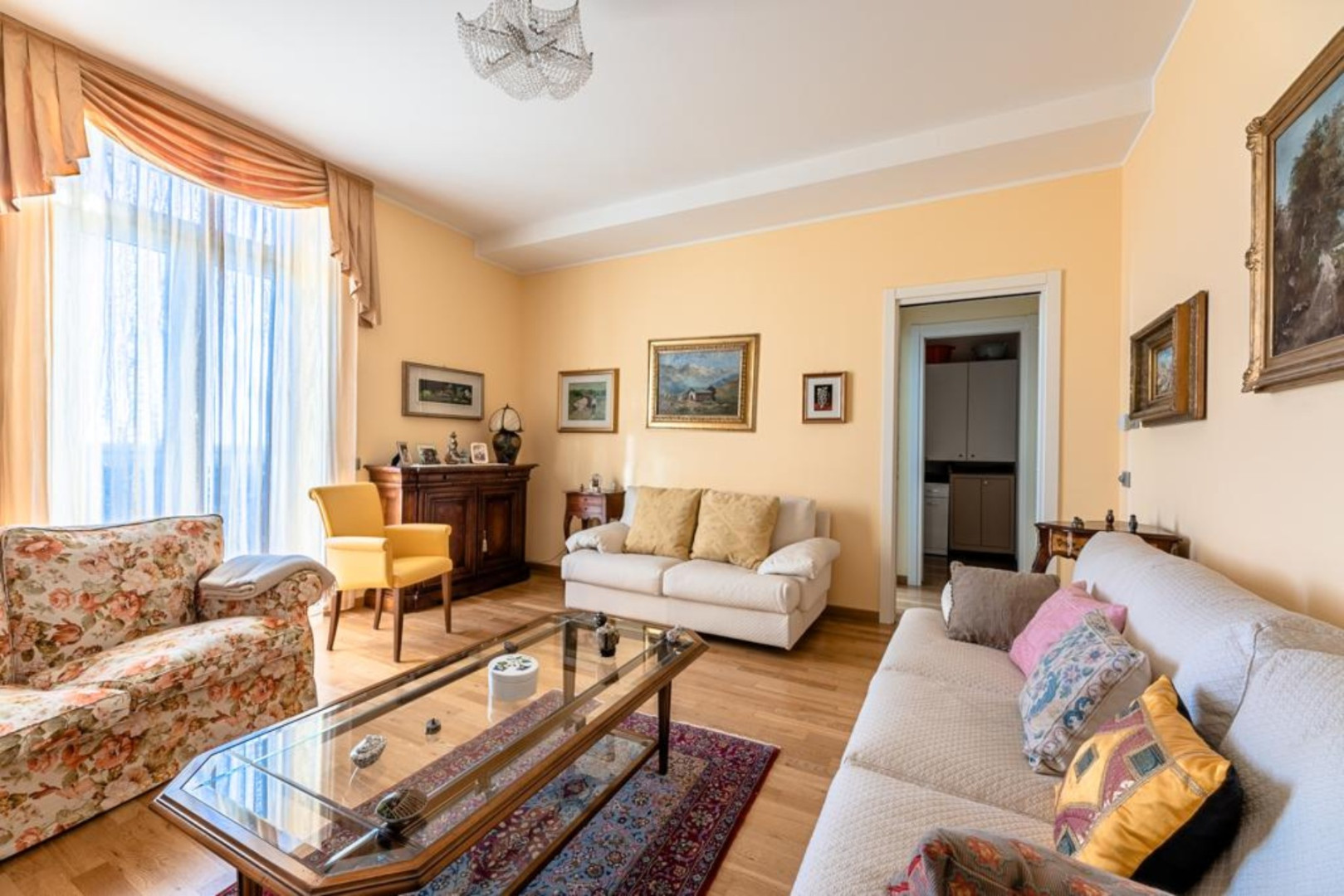 UNA CASA DA RIVISTA, UNA VISTA DA CARTOLINA